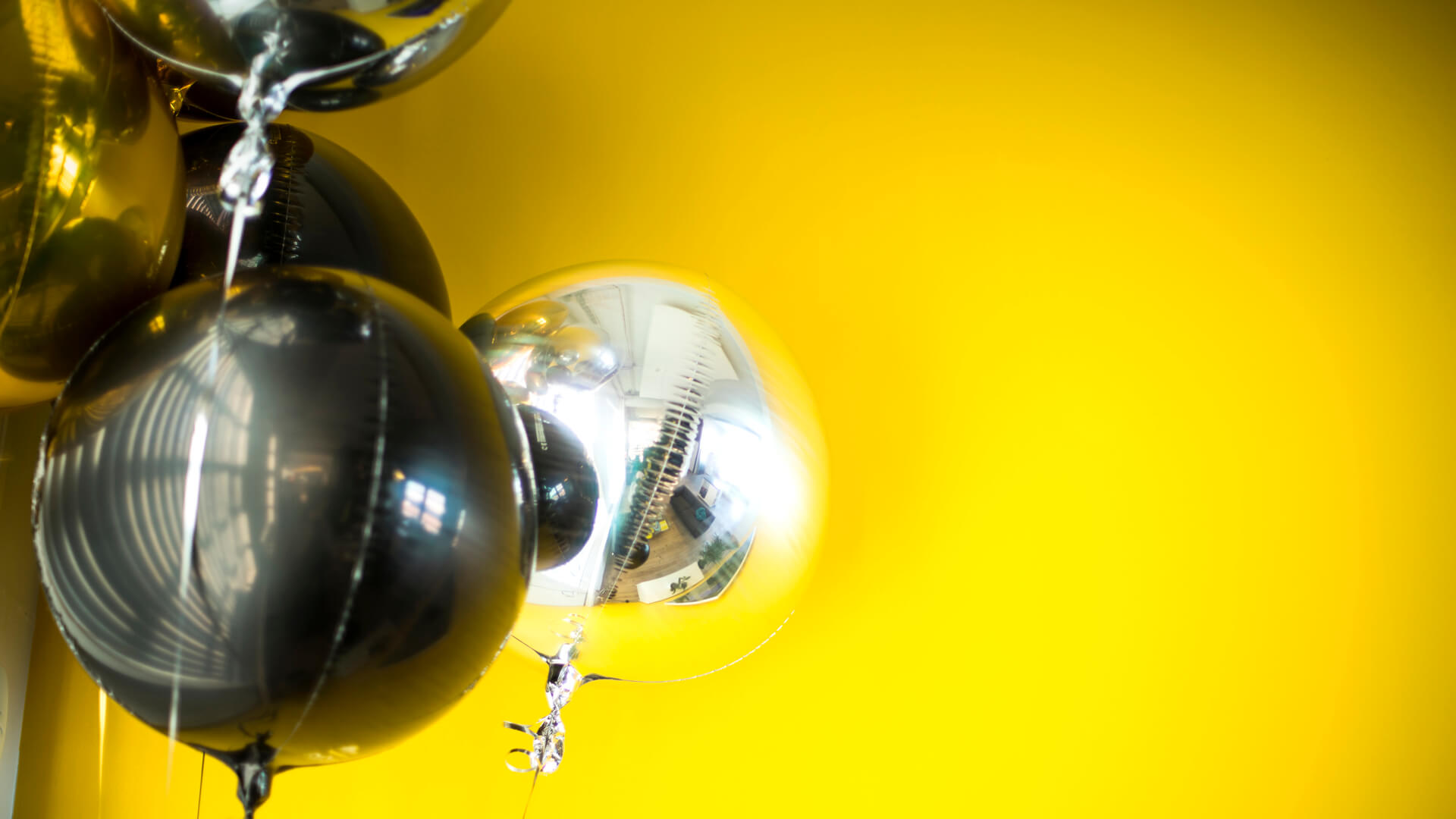 Svartar og silfurlitaðar blöðrur.